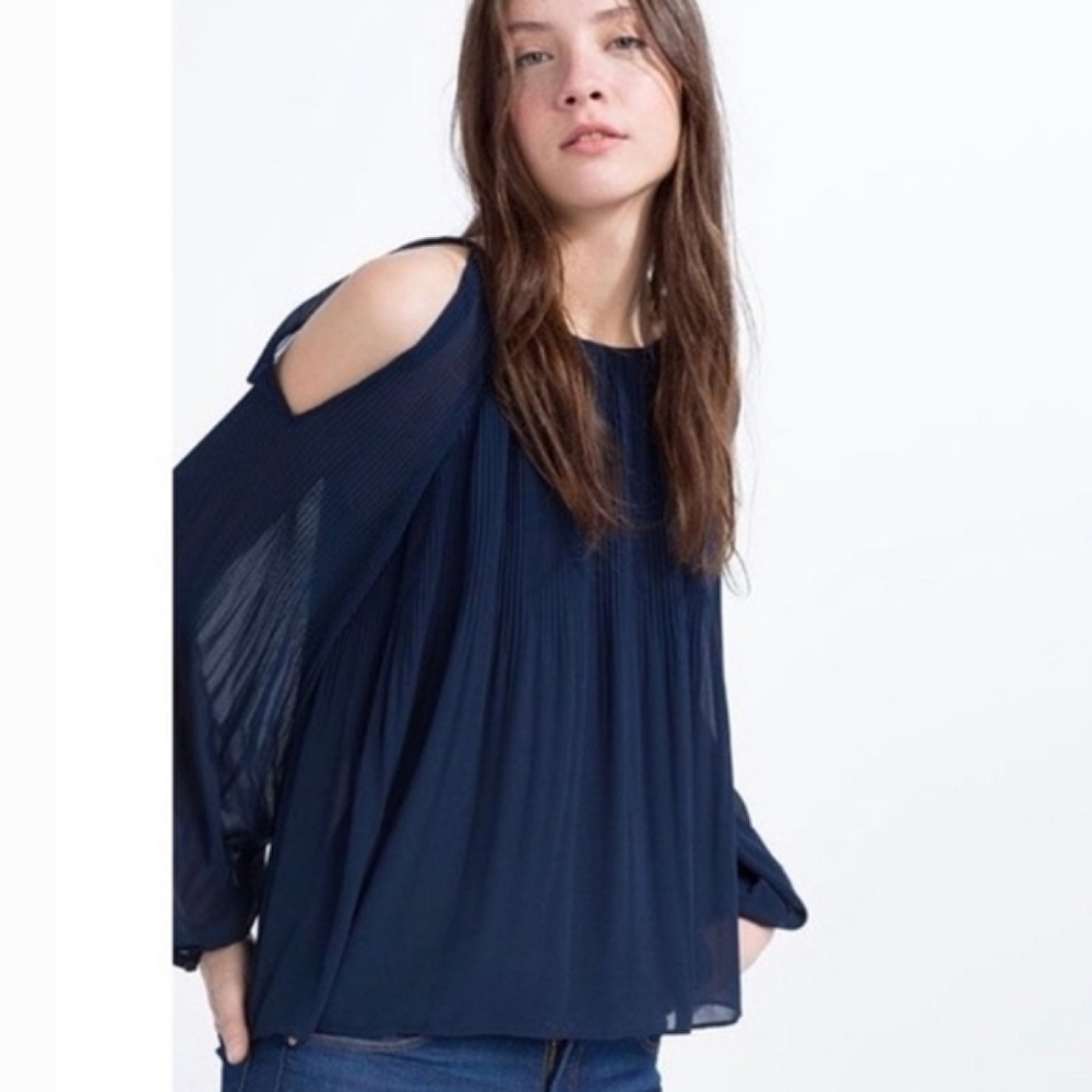 Zara Trafaluc  Cold Shoulder Top | SZ• Small